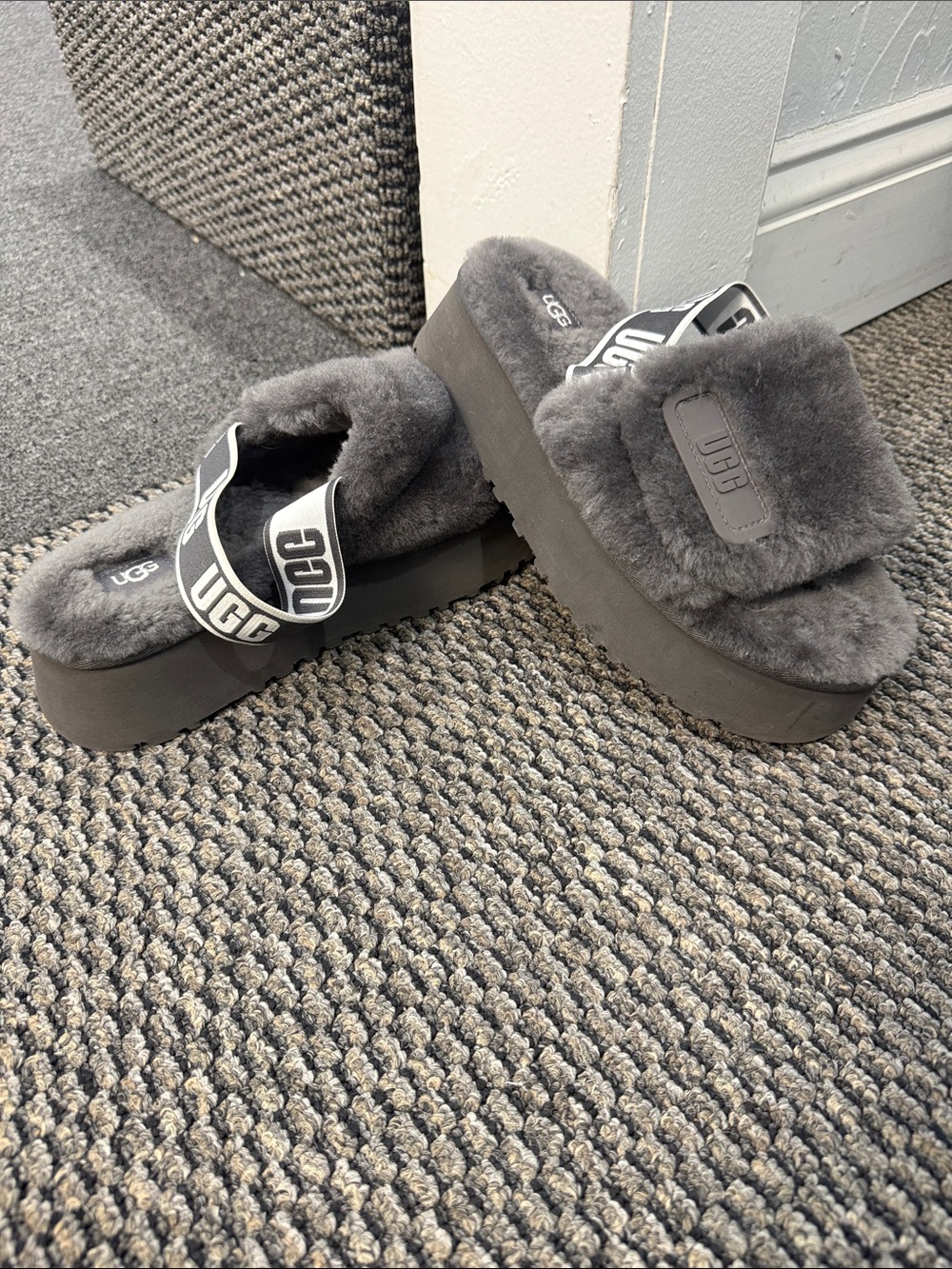 UGG Platform Fluff Slide - Charcoal Grey